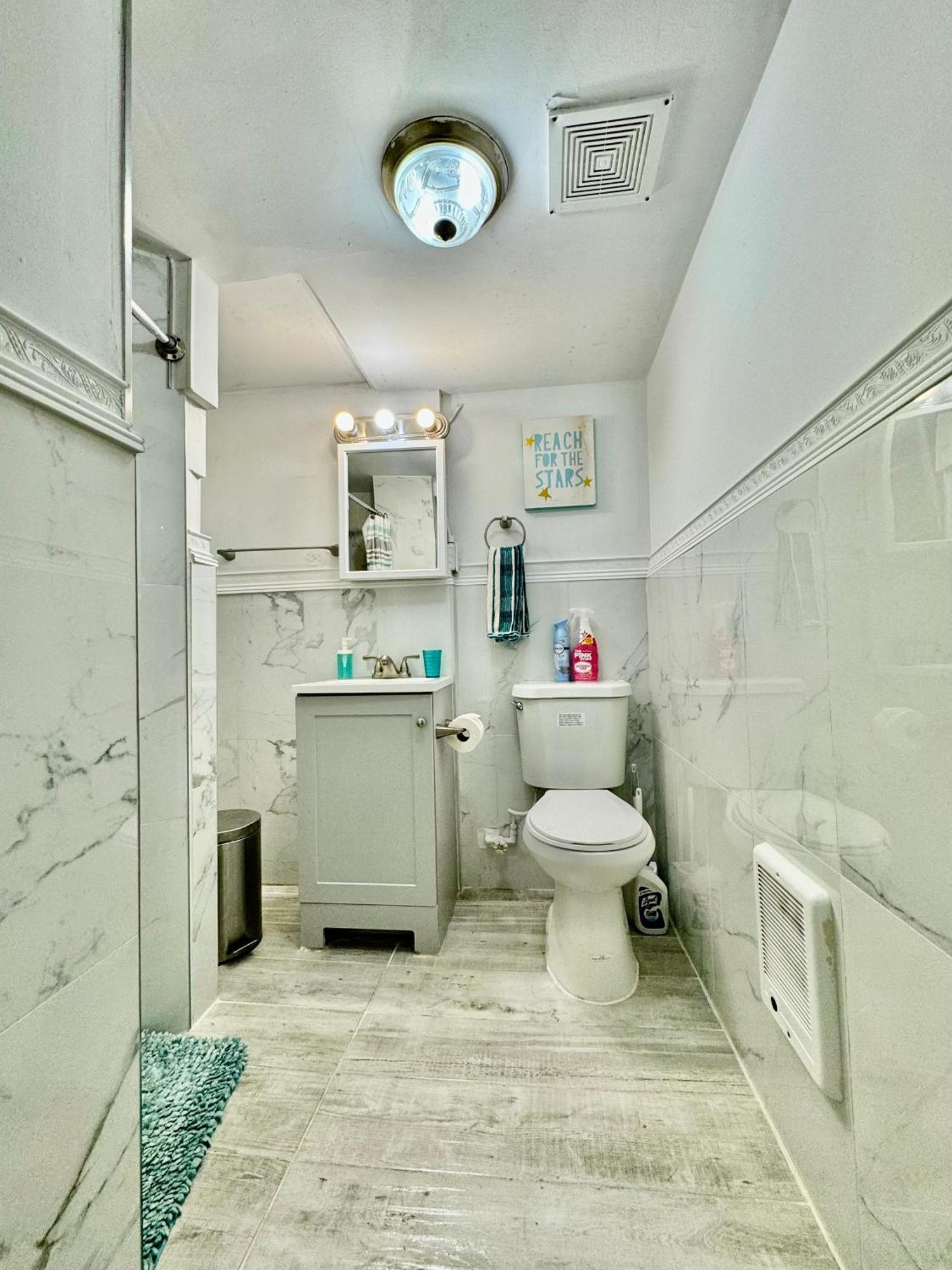 Private Room Tiny With Shared Bathroom Near Seatac Airport And Downtown Seattle Exterior foto